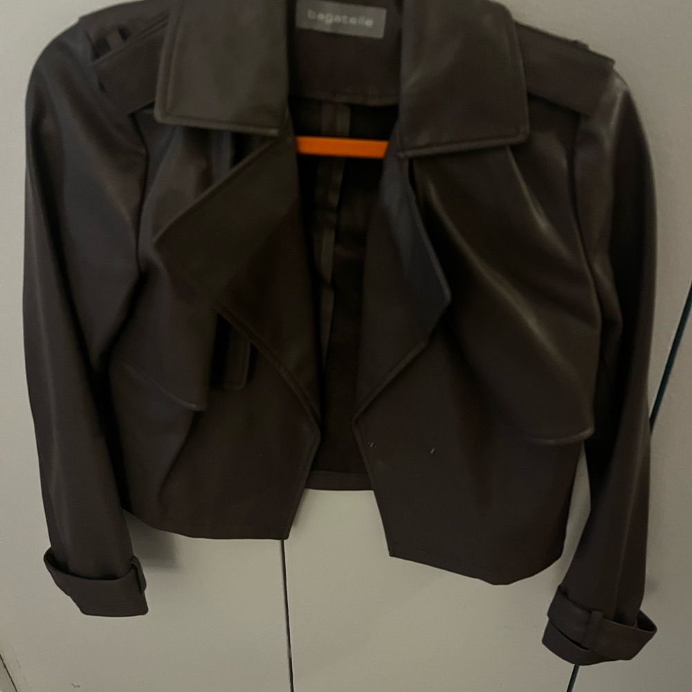 Bagatelle Brown Leather Jacket with Fitted Silhouette and Wide Collar